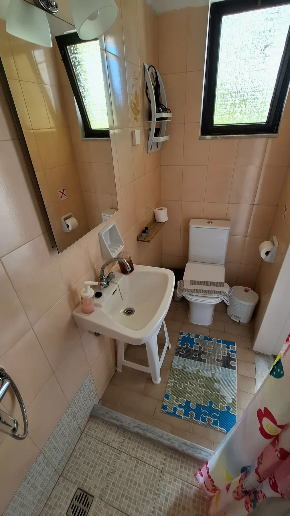 Private bathroom in Apartment 5 at Antzela Apartments