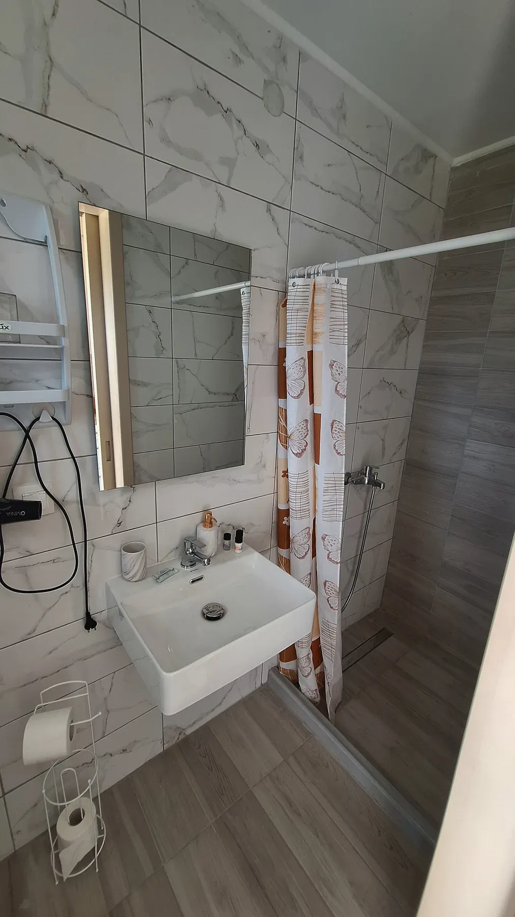 Private bathroom in Apartment 4 at Antzela Apartments